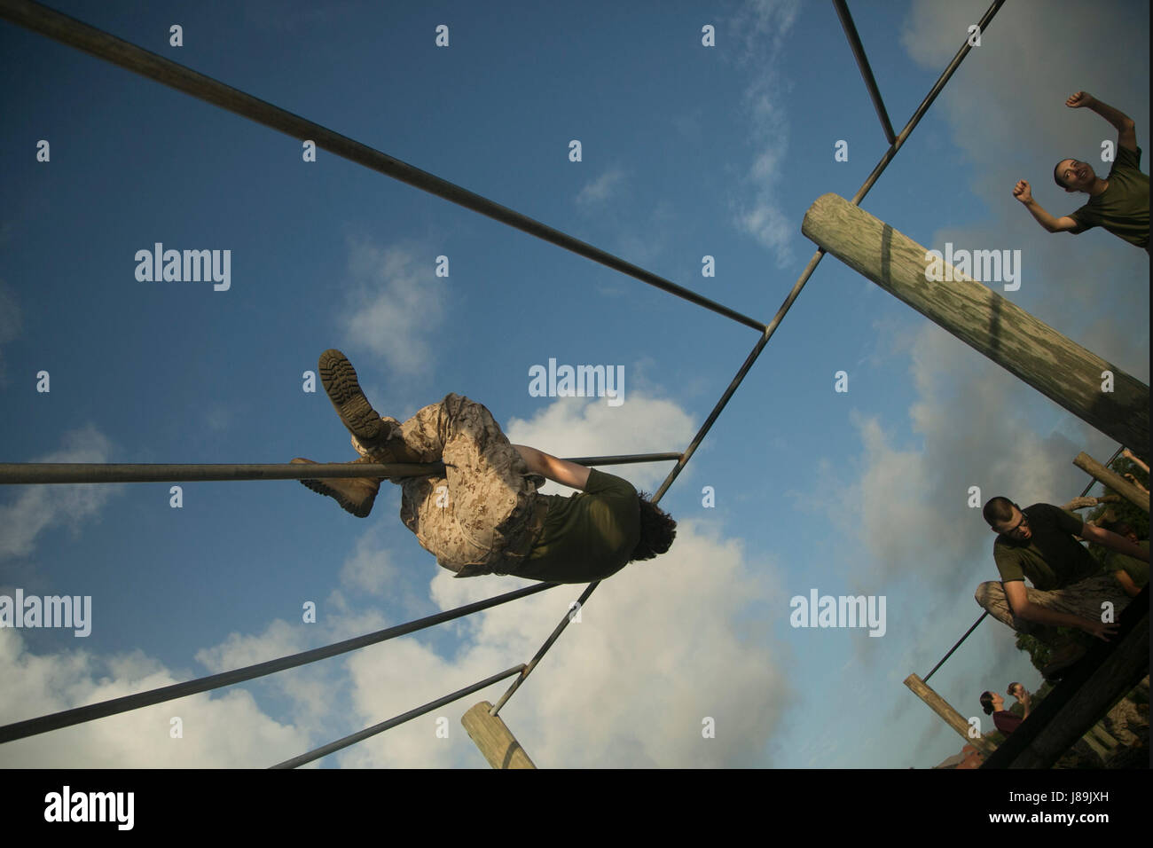 US Marine Corps rekrutiert mit November Company, 4. Bataillon und Hotel Company, 2. Bataillon, rekrutieren Training Regiment, durch ein Hindernis-Parcours auf Marine Corps Recruit Depot, Parris Island, SC, 20. Mai 2017 manövrieren. Rekruten mit November und Hotelunternehmen abgeschlossen einen Hindernis-Parcours um ihre Kraft, Beweglichkeit und Ausdauer zu testen. (U.S. Marine Corps Foto von Lance Cpl. Colby Cooper/freigegeben) Stockfoto