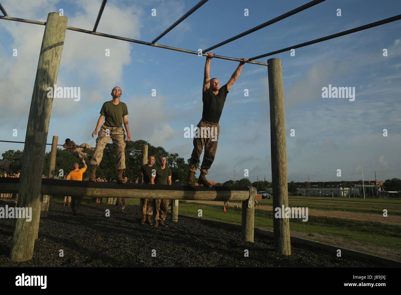 US Marine Corps rekrutiert mit November Company, 4. Bataillon und Hotel Company, 2. Bataillon, rekrutieren Training Regiment, durch ein Hindernis-Parcours auf Marine Corps Recruit Depot, Parris Island, SC, 20. Mai 2017 manövrieren. Rekruten mit November und Hotelunternehmen abgeschlossen einen Hindernis-Parcours um ihre Kraft, Beweglichkeit und Ausdauer zu testen. (U.S. Marine Corps Foto von Lance Cpl. Colby Cooper/freigegeben) Stockfoto