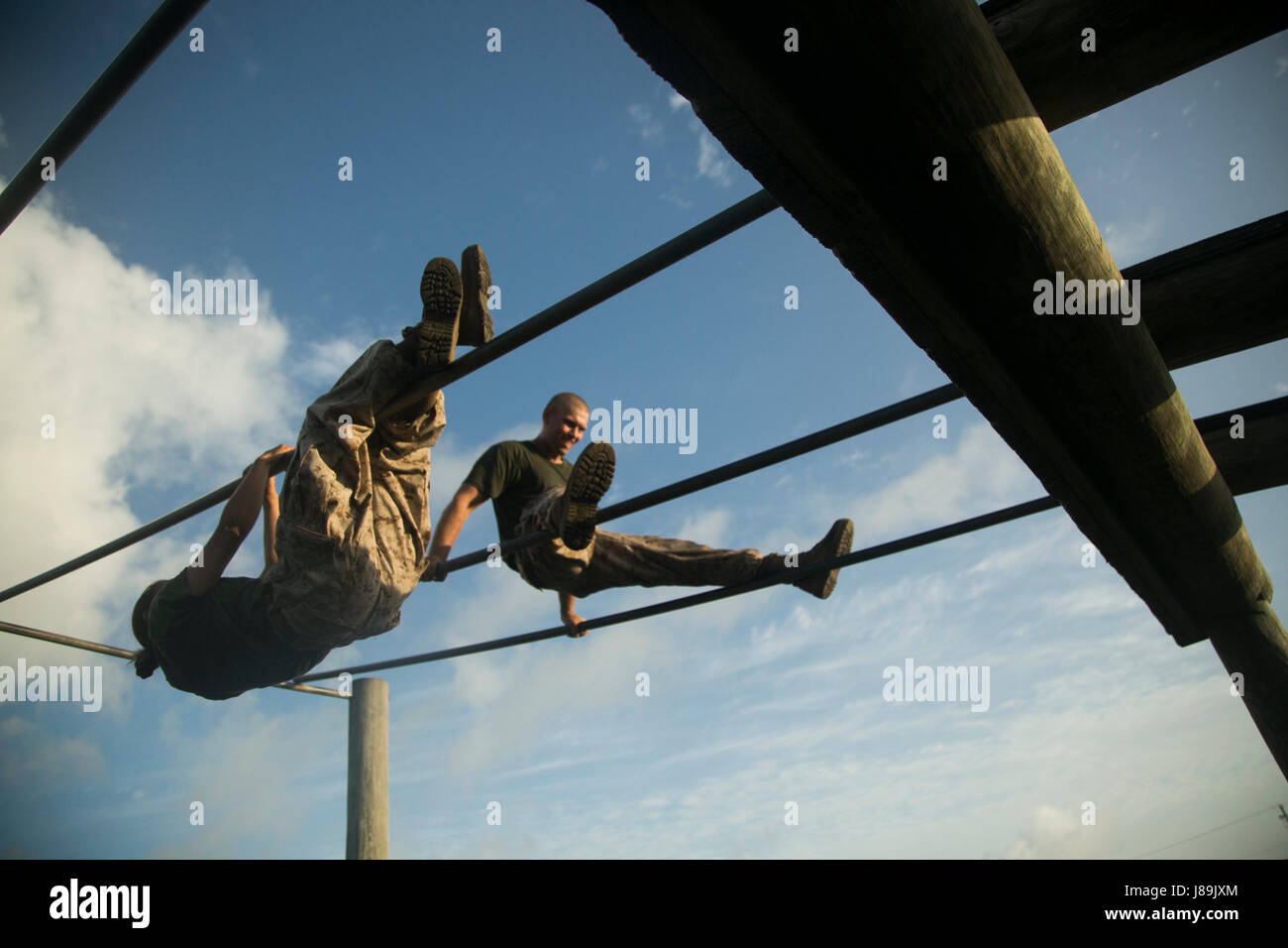 US Marine Corps rekrutiert mit November Company, 4. Bataillon und Hotel Company, 2. Bataillon, rekrutieren Training Regiment, durch ein Hindernis-Parcours auf Marine Corps Recruit Depot, Parris Island, SC, 20. Mai 2017 manövrieren. Rekruten mit November und Hotelunternehmen abgeschlossen einen Hindernis-Parcours um ihre Kraft, Beweglichkeit und Ausdauer zu testen. (U.S. Marine Corps Foto von Lance Cpl. Colby Cooper/freigegeben) Stockfoto