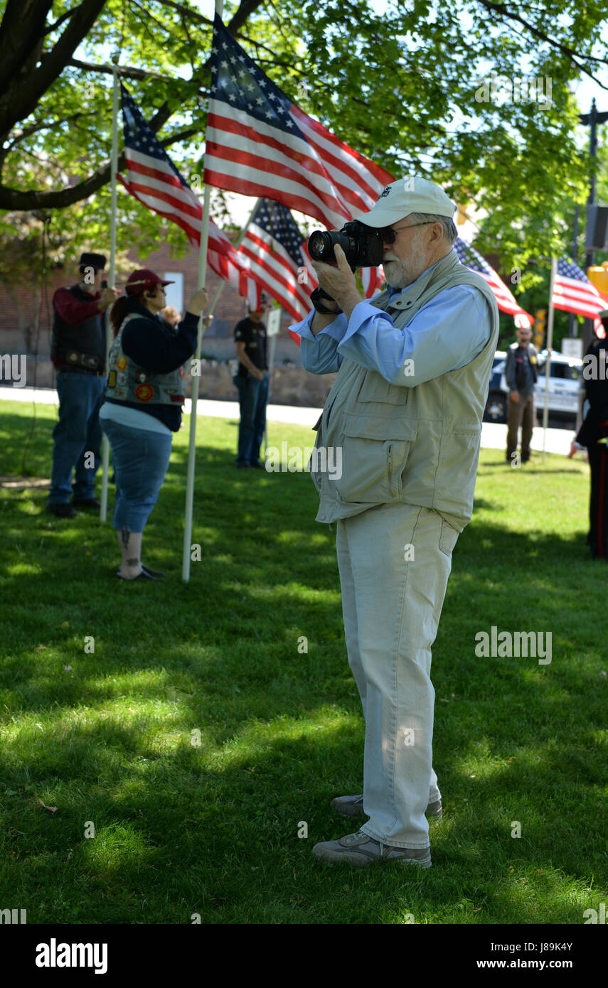 WALTHAM, MA - US Navy bekämpfen Fotograf Chip Maury fotografiert die Ankunft des Dudelsack und Trommel-Korps in Waltham Common.  Maury ist ein Veteran von Vietnam, die SEAL-Teams und Mentor für viele Segler und Militärangehörige als Fotograf, Fallschirmspringer und Krieger.  Mehr als 500 Menschen versammelten sich in Waltham gemeinsame widmen einen Teil des Parks, US Marine Bootsmann 1. Klasse Brian J. Ouellette, Mate, in Aktion in der Nähe von Kandahar, Afghanistan am 29. Mai 2004 getötet wurde.  (U.S. Navy Photo by Chief Masse Kommunikation Spezialist Roger S. Duncan / veröffentlicht) Stockfoto