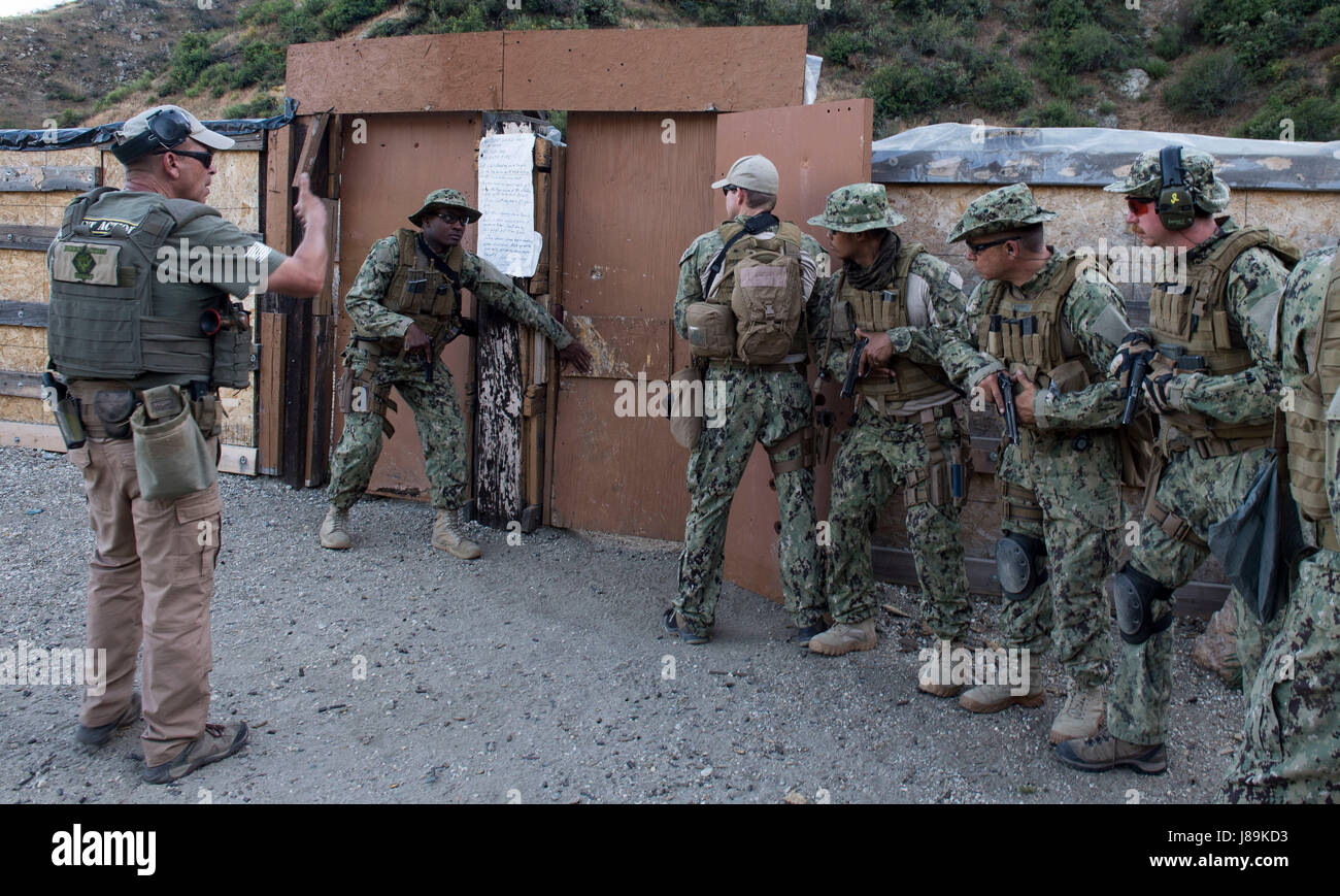 Matrosen zugewiesen, Flotte bekämpfen Kamera Pacific (FCCP) bereiten ein Mock Verbindung während enge Viertel Kampftraining auf FCCPs Sommer Quick Shot Übung 2017 in Azusa, Kalifornien, 21. Mai 2017 eingeben. Schnellschuss ist eine alle zwei Jahre stattfindende Übung, die live-Feuer und Szenario basiert Ausbildung zur gemeinsamen Bekämpfung Kamera Vermögenswerte in Kombination bietet. (US-Marine zu bekämpfen Kamera Foto von Mass Communication Specialist 2. Klasse Antonio Turretto Ramos) Stockfoto