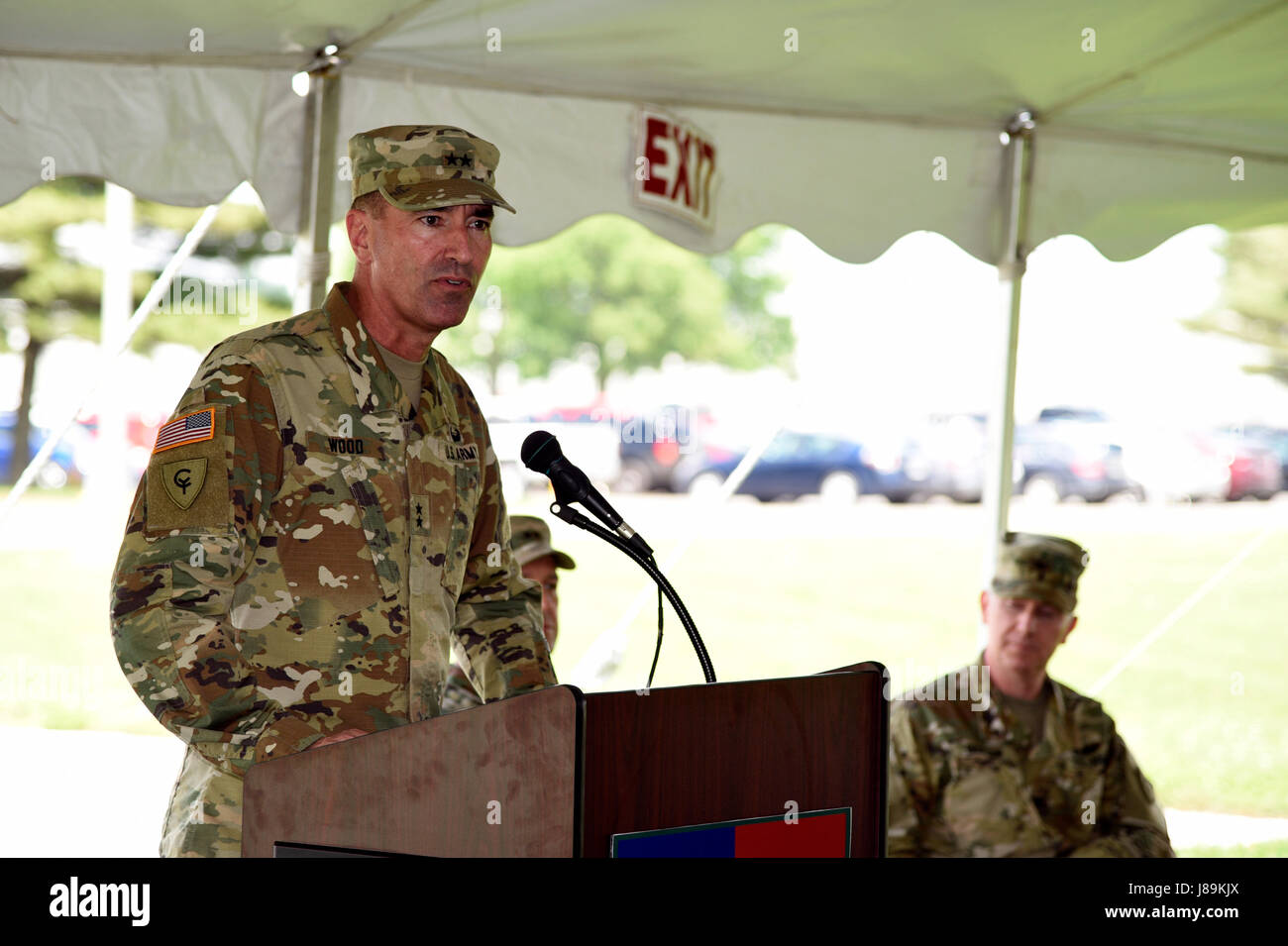 Generalmajor David C. Wood, 38. Infanterie-Division Kommandierender general, spricht bei der Einweihungsfeier für den UH - 60M Black Hawk-Hubschrauber in Indianapolis, Sonntag, 21. Mai 2017. "Was mehr über heute und empfangen diese Mike Modelle ist wichtig, dass es die Armee insgesamt Kraft Politik symbolisiert. Wir sind alle Teil des Teams, ob Guard, Reserve oder aktiv, "sagte Holz. Foto von Master Sgt. Brad Staggs Stockfoto