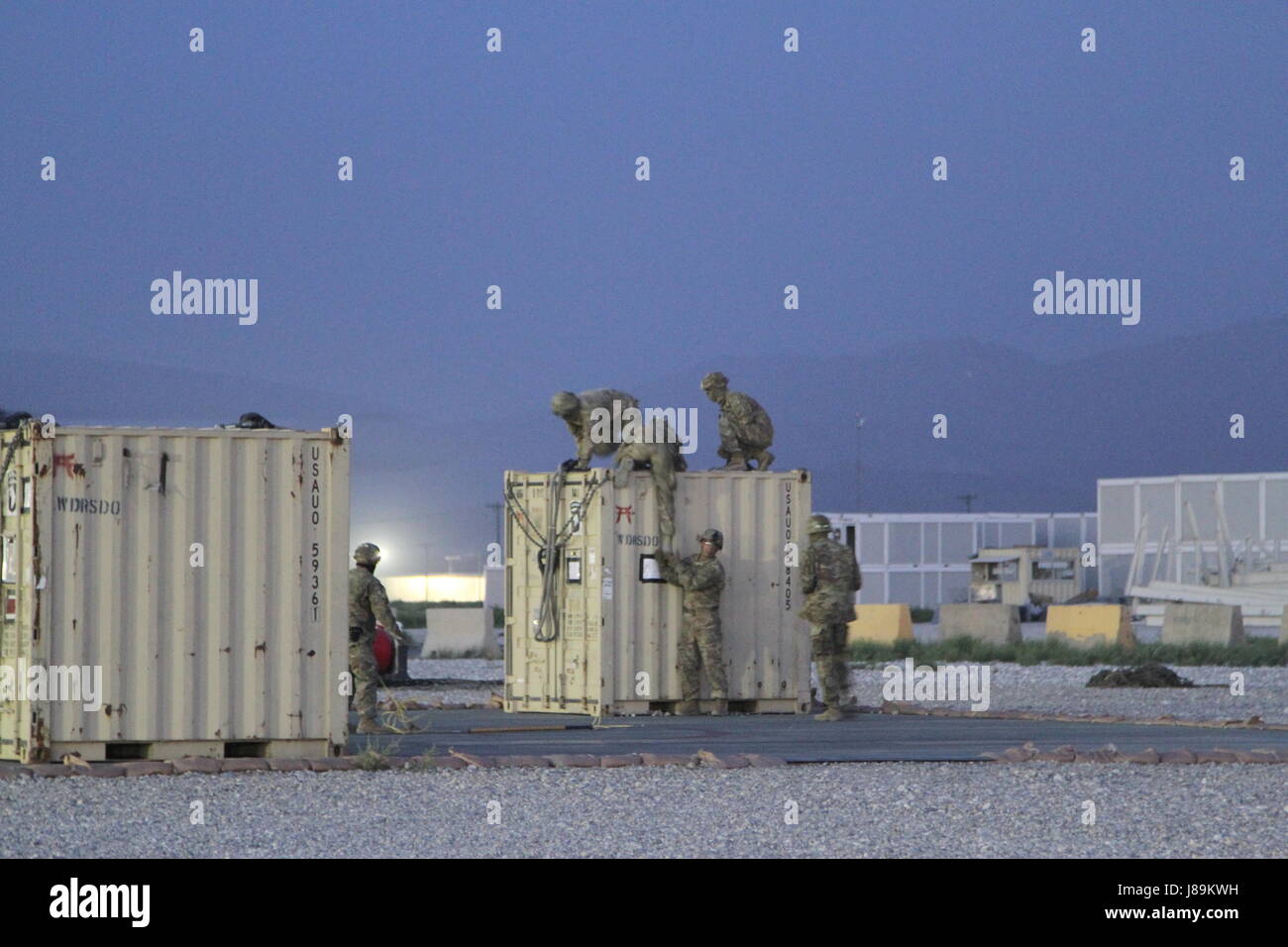 Task Force Principato Soldaten durchgeführt Schlinge Belastung Bagram Airfield, Afghanistan 22 Mai. Während des Ladevorgangs Schlinge bieten Soldaten Wasser, Munition, Treibstoff, Transport, Kommunikationsunterstützung, Nahrung und zusätzliche Lieferungen an die Warfighters und Koalition Kräfte in den Brigaden Bereich Betrieb und während der gesamten Theater. Bitte weiterhin unsere Seite folgen. Mehr Fotos demnächst hochladen. Stockfoto