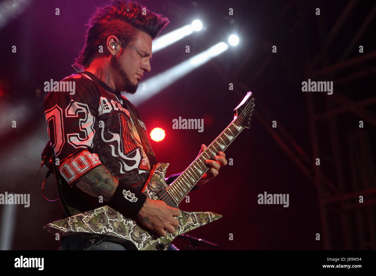 Jason Hook, Lead-Gitarrist, Five Finger Death Punch, führt für Combat Center Gönner anlässlich wir begrüssen Sie bei Lance Cpl. Torrey L. Gray Bereich an Bord der Marine Corps Air Ground Combat Center, Twentynine Palms, Kalifornien, 19. Mai 2017. Marine Corps Community Services Gastgeber der Veranstaltung Marines und Matrosen an Bord der Combat-Center Unterhaltung anzubieten. (Foto: U.S. Marine Corps Lance Cpl. Christian Lopez) Stockfoto