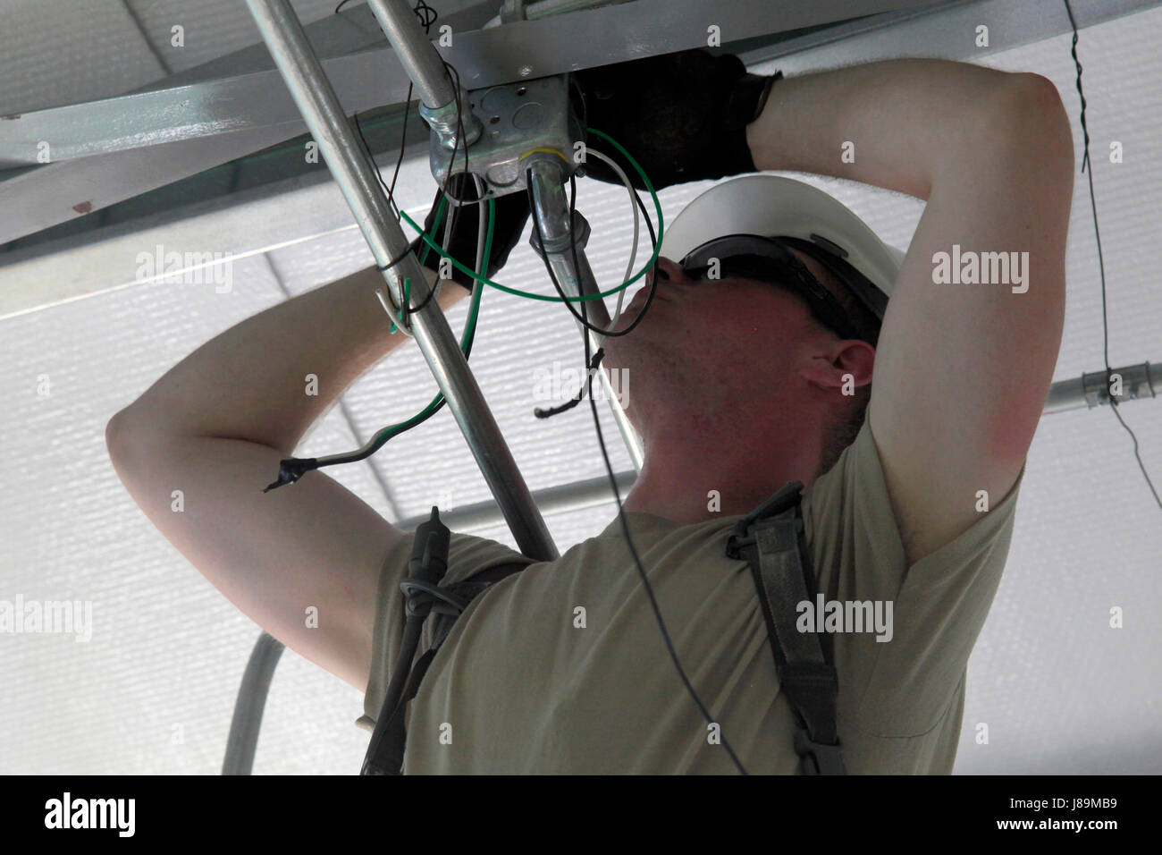 Soldat der US-Armee Spc. Marshall Burden, läuft mit dem 409th Ingenieur-Unternehmen, Sitz in Windsor, Colorado, Draht in Ladyville, Belize, 23. Mai 2017. Ladyville-Klinik ist eine der drei Kliniken gebaut bei Beyond the Horizont 2017, eine US Southern Command gesponsert, unter der Leitung der Armee Süden Übung zur Bereitstellung humanitärer und engineering-Dienstleistungen für Gemeinden in Not US-Unterstützung für Belize zu bekunden. (Foto: U.S. Army Spc. Kelson Brooks) (FREIGEGEBEN) Stockfoto