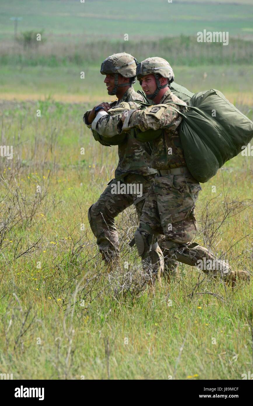 Fallschirmjäger vom 1. Bataillon, 503. Infanterieregiment, 173rd Airborne Brigade und griechischen Streitkräfte führen Luft operiert mit einer CH-47 Chinook auf Mavrouda DZ in Thessaloniki, Griechenland, 23. Mai 2017. Bajonett-Minotaurus ist eine bilaterale Übung zwischen US-Soldaten 173rd Airborne Brigade und der griechischen Streitkräfte, fokussiert auf die Verbesserung der Interoperabilität NATO Betriebsstandards zugewiesen und individuelle technischen Fähigkeiten zu entwickeln. Der 173rd Airborne Brigade ist der US-Armee Kontingenz Response Force in Europa, die US-Armee in Europa, Afr schnelle Bereitstellung Kräfte bereitzustellen Stockfoto