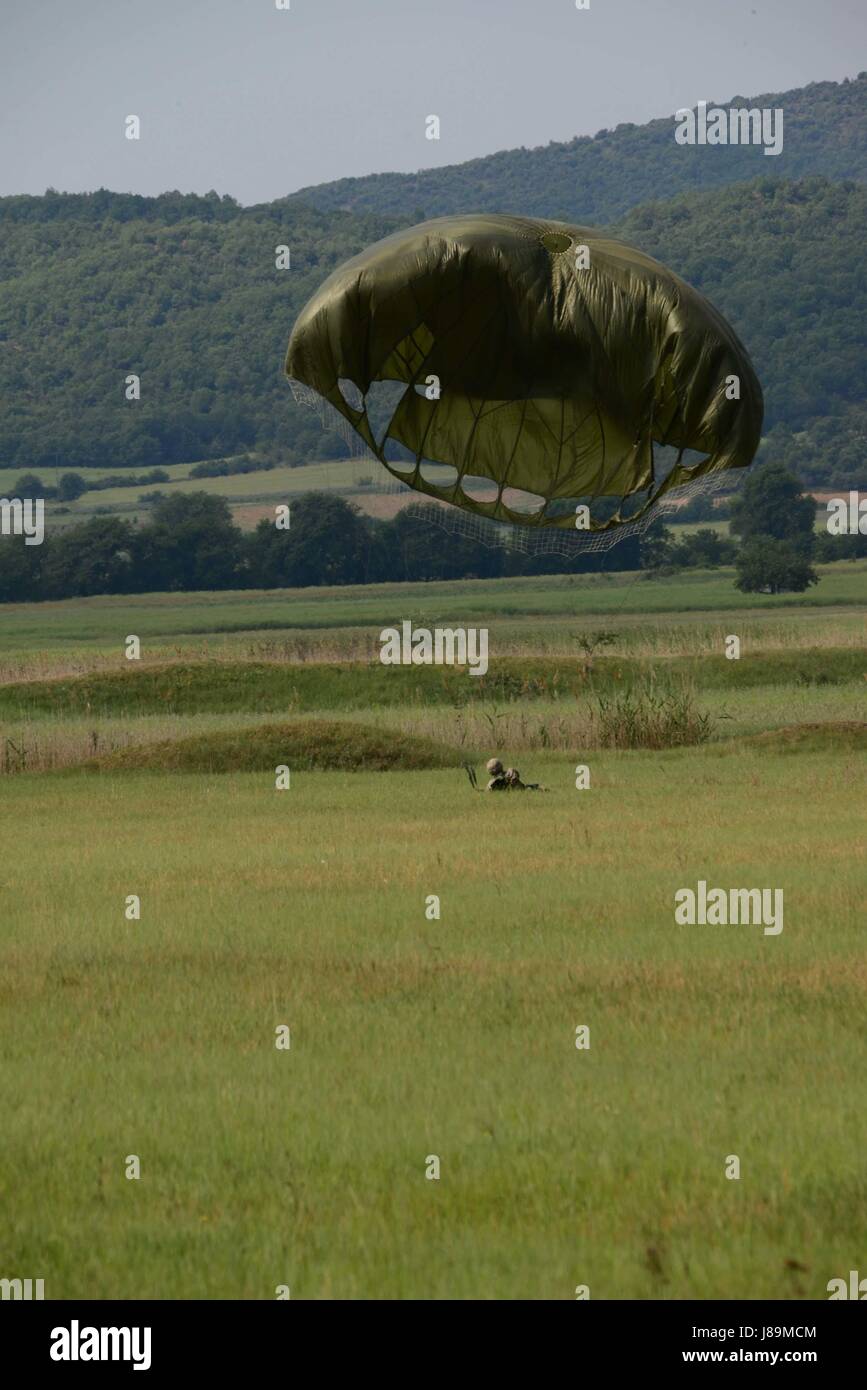 Fallschirmjäger vom 1. Bataillon, 503. Infanterieregiment, 173rd Airborne Brigade und griechischen Streitkräfte führen Luft operiert mit einer CH-47 Chinook auf Mavrouda DZ in Thessaloniki, Griechenland, 23. Mai 2017. Bajonett-Minotaurus ist eine bilaterale Übung zwischen US-Soldaten 173rd Airborne Brigade und der griechischen Streitkräfte, fokussiert auf die Verbesserung der Interoperabilität NATO Betriebsstandards zugewiesen und individuelle technischen Fähigkeiten zu entwickeln. Der 173rd Airborne Brigade ist der US-Armee Kontingenz Response Force in Europa, die US-Armee in Europa, Afr schnelle Bereitstellung Kräfte bereitzustellen Stockfoto