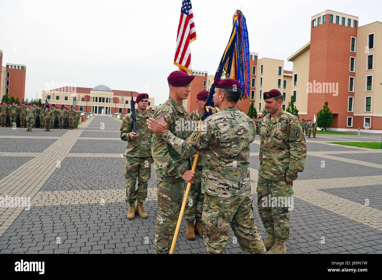 Lieutenant Colonel Jim D. Keirsey (links), eingehende Kommandeur der 2. Bataillon, 503. Infanterieregiment, 173rd Airborne Brigade erhält die Flagge von Oberst Gregory K. Anderson (Mitte), Kommandeur der 173rd Airborne Brigade während der Änderung der Befehl Zeremonie im Caserma Del Din in Vicenza, Italien, 24. Mai 2017. Der 173rd Airborne Brigade, mit Sitz in Vicenza, Italien, ist die Armee Kontingenz Response Force in Europa und ist in der Lage projizieren Kräfte in der Europäischen USA, Mittel- und Afrika Befehle Zuständigkeitsbereiche die volle Palette von militärischen Operationen durchzuführen. (US Army Foto b Stockfoto