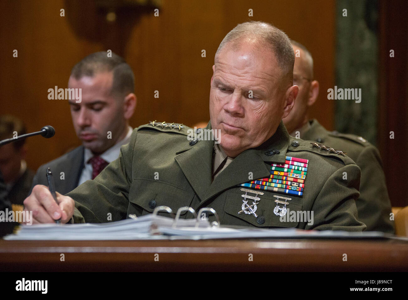 Kommandant der Marine Corps General Robert B. Neller macht sich Notizen während der Navy und Marine Corps Budget Anhörung vor der Dirksen Senate Office Building, Washington, D.C., 24. Mai 2017. Die mündliche Verhandlung stattgefunden, um der Präsident Geschäftsjahr 2018 Finanzierung und günstige Rechtfertigung für die Navy und Marine Corps zu überprüfen. (Foto: U.S. Marine Corps CPL Samantha K. Braun) Stockfoto