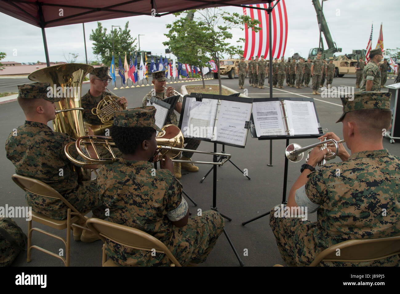 US-Marines mit der 3. Band der Marine Aircraft Wing losspielen "Anker" bei einem Befehl Zeremonie in Camp Pendleton, Kalifornien, 25. Mai 2017. Lieutenant Colonel Andrew Christian wurde von Lieutenant Colonel James W. Eagan III entlastet. (Foto: U.S. Marine Corps Lance Cpl. Brooke Woods) Stockfoto