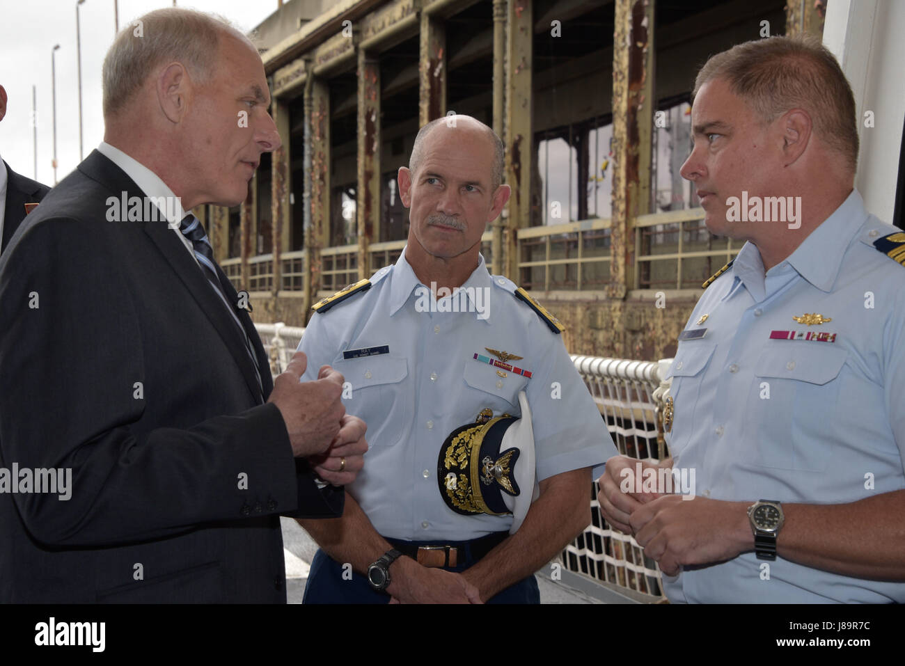 NEW YORK – Secretary of Homeland Security John Kelly besucht mit der Crew von der Coast Guard Cutter Hamilton beim Import für Fleet Week in New York City. Während des Besuchs Sekretär Kelly sprach mit Besatzungsmitgliedern und traf sich mit Vice Admiral Charles Ray, stellvertretender Kommandant für Operationen und Captain Scott Clendenin, befehlshabender Offizier Coast Guard Cutter Hamilton, der die Mission und die Fähigkeiten der Hamilton erklärte, wie sie den Fräser tourte. Offizielle Foto: DHS Jetta Disco. Stockfoto