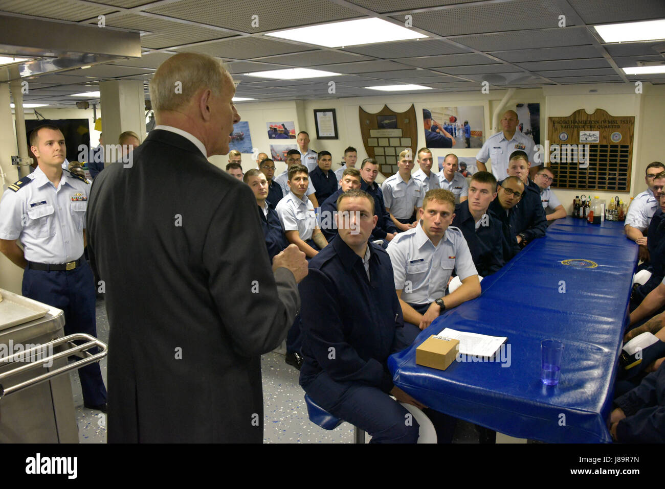 NEW YORK – Secretary of Homeland Security John Kelly besucht mit der Crew von der Coast Guard Cutter Hamilton beim Import für Fleet Week in New York City. Während des Besuchs Sekretär Kelly sprach mit Besatzungsmitgliedern und traf sich mit Vice Admiral Charles Ray, stellvertretender Kommandant für Operationen und Captain Scott Clendenin, befehlshabender Offizier Coast Guard Cutter Hamilton, der die Mission und die Fähigkeiten der Hamilton erklärte, wie sie den Fräser tourte. Offizielle Foto: DHS Jetta Disco. Stockfoto