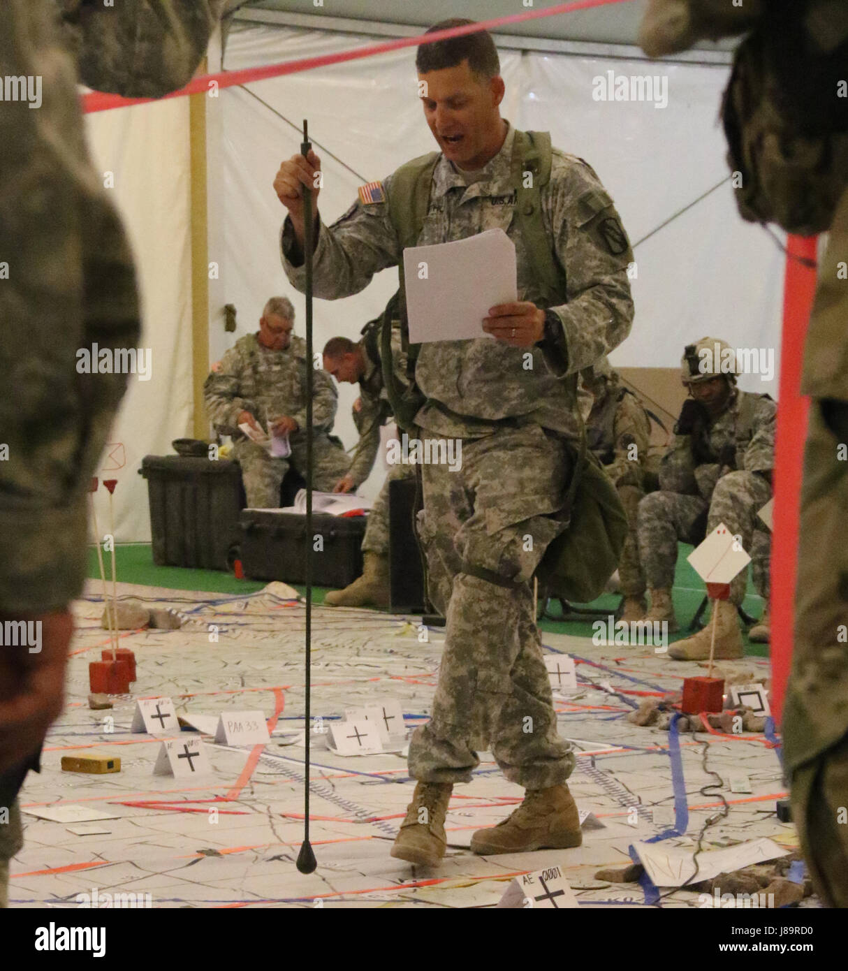 Ein Soldat mit der 155. gepanzerte Brigade Combat Team, Mississippi Army National Guard, bespricht seine Einheit taktische Manöver bei der Probe kombinierte Waffen 25. Mai 2017 im National Training Center in Fort Irwin, Kalifornien Die kombinierte Waffen-Probe ist der letzte Schritt in der Planungsphase bevor Sie sich in eine taktische Umgebung. (Mississippi National Guard Foto von Spc. Justin Humphreys, 102d Public Affairs-Abteilung) Stockfoto