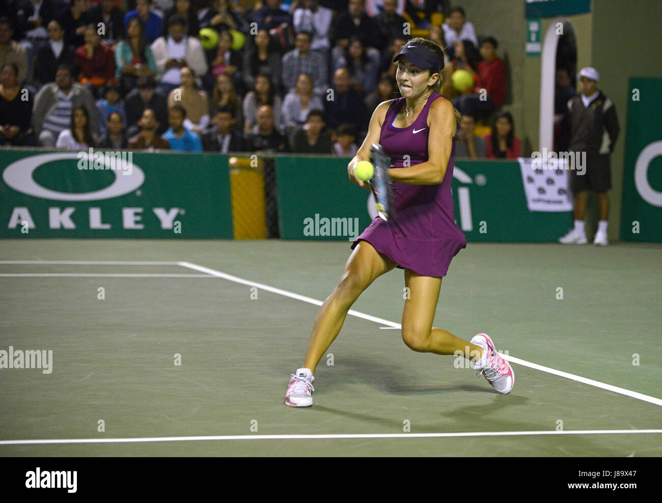 Catherine Bellis schwingt auf dem Ball während der 2014 Copa del Cafe Juniorenturnier. Stockfoto