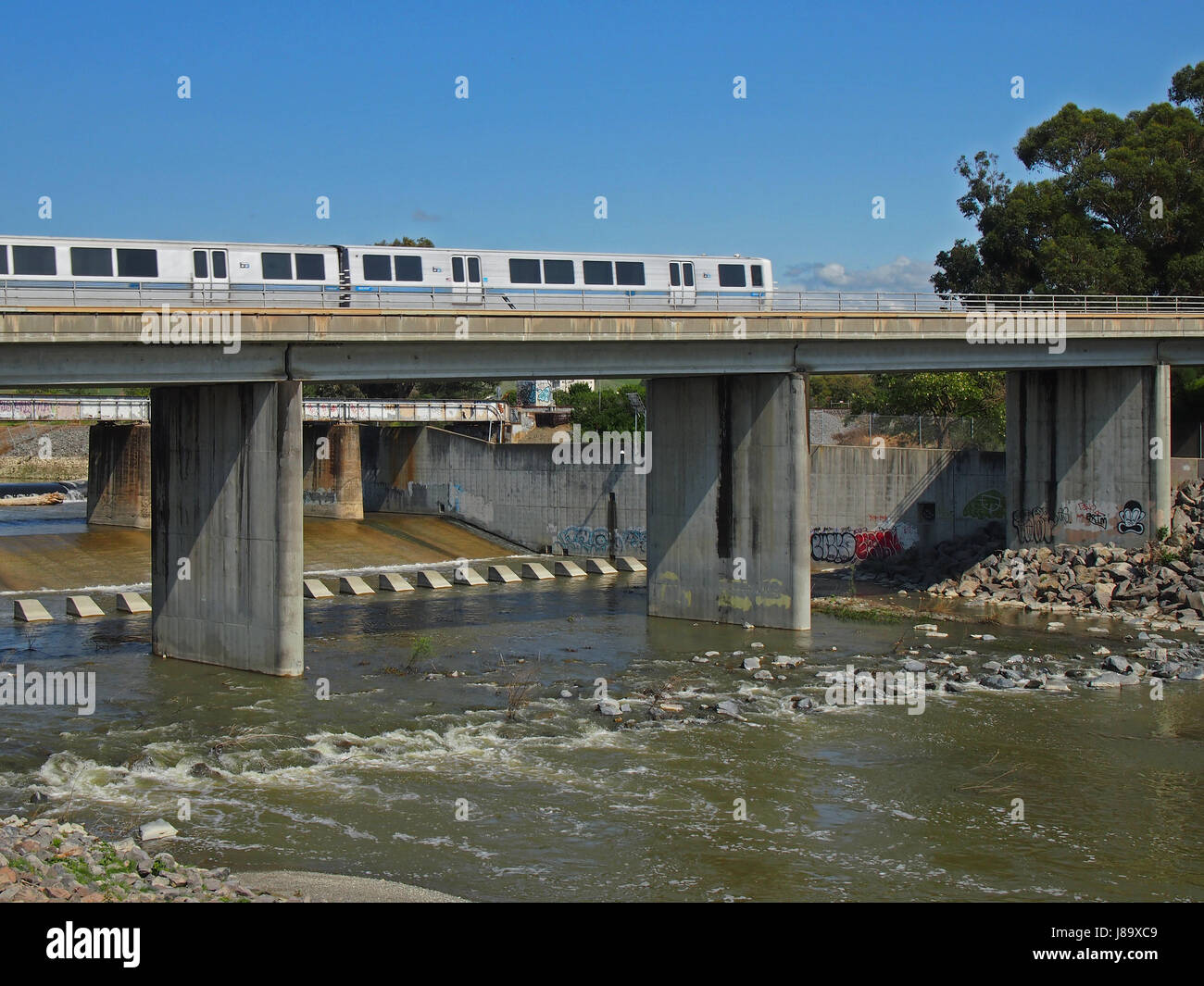 BART, Bay Area Rapid Transit Zug über Alameda Creek, Kalifornien Stockfoto