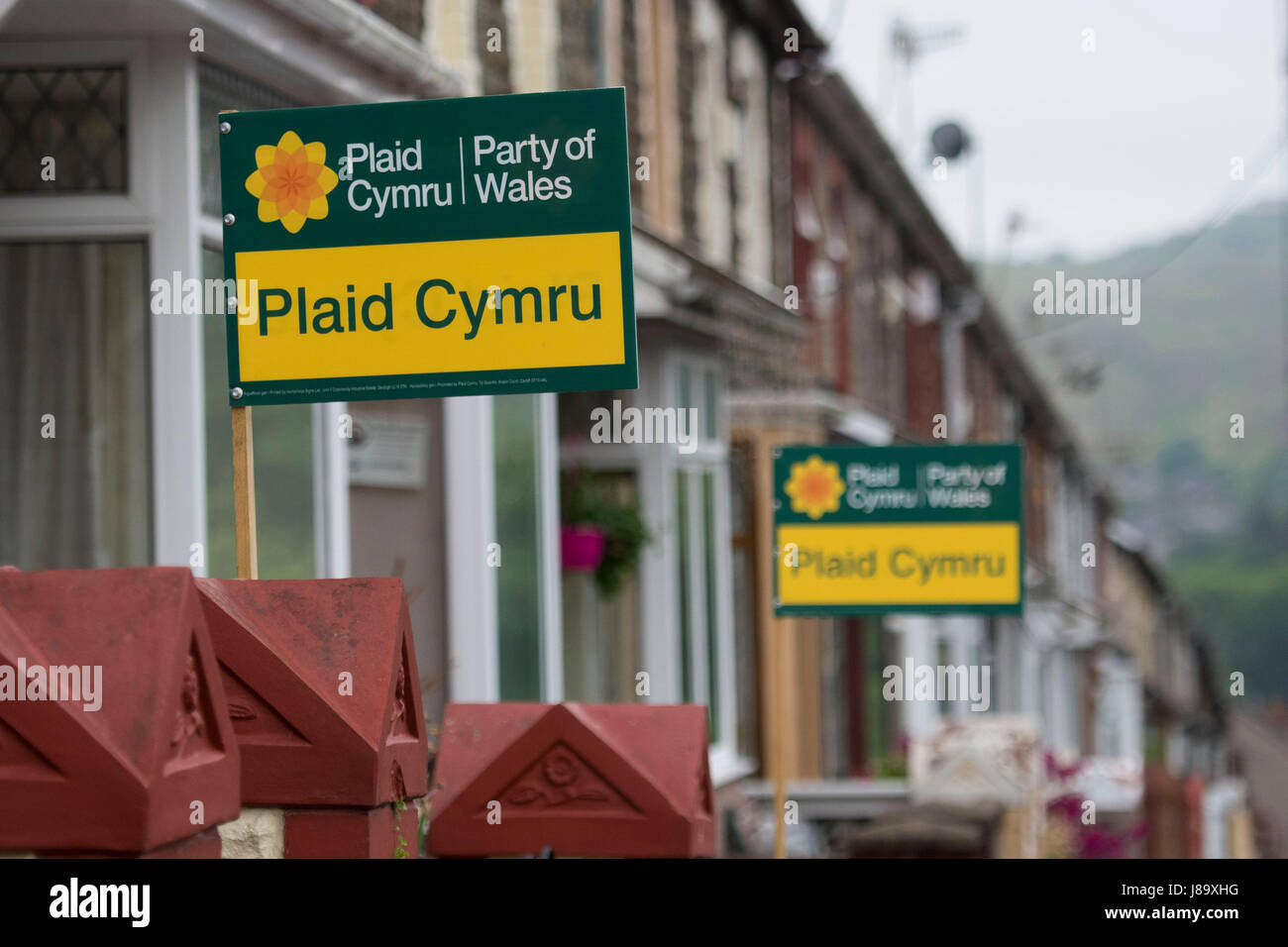 Plaid Cymru unterschreibt in Porth im Rhondda Tal im Rhondda, Wales gesehen. Stockfoto