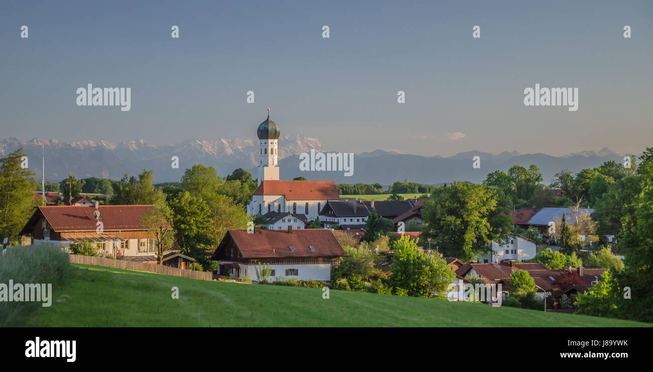 Ammerländer - einer dieser Bilderbuch-bayerische Dörfer voller Charme, unglaubliche landschaftliche Schönheit und den Alpen im Hintergrund Stockfoto