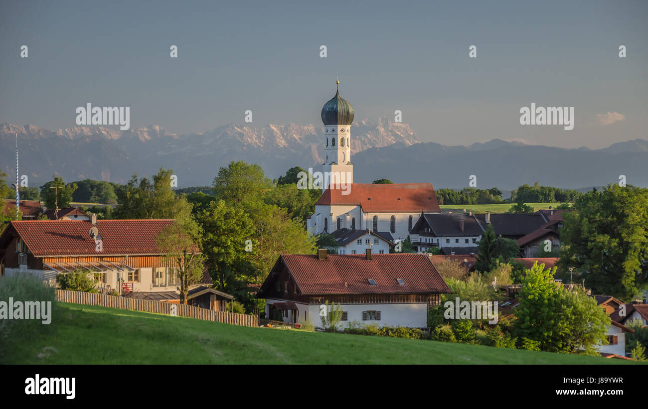Ammerländer - einer dieser Bilderbuch-bayerische Dörfer voller Charme, unglaubliche landschaftliche Schönheit und den Alpen im Hintergrund Stockfoto