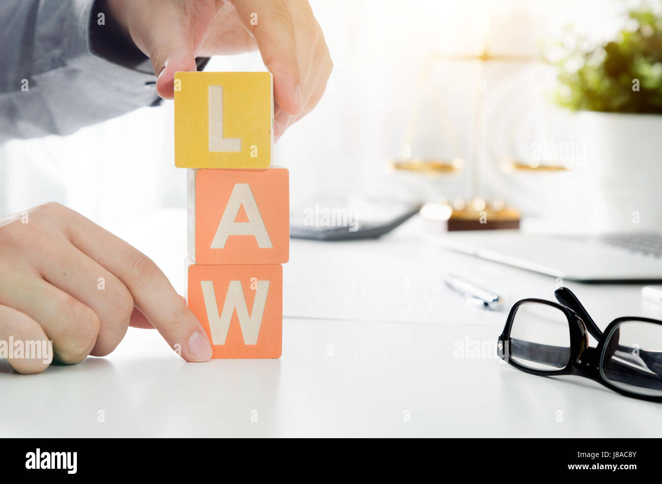 Der Anwalt stellt Gesetz Wort. Rechtsanwalt und Anwalt Konzept. Rechtsanwalt Gesetz Justiz Richter skaliert Gerichtssaal Blöcke Spielzeug Konzept Stockfoto