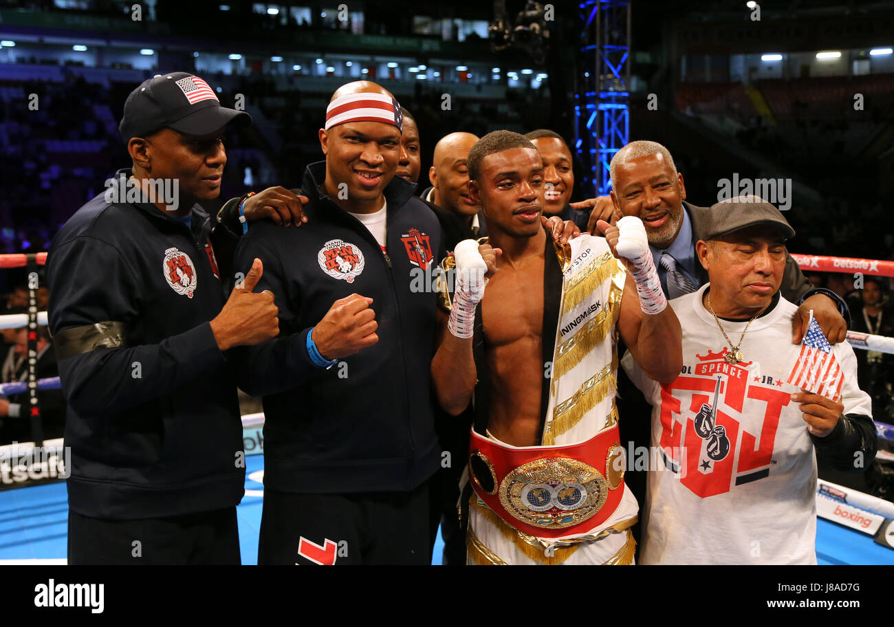 Errol Spence feiert nach dem Sieg gegen Kell Brook während ihrer IBF im Weltergewicht WM-Kampf an der Bramall Lane, Sheffield. Stockfoto