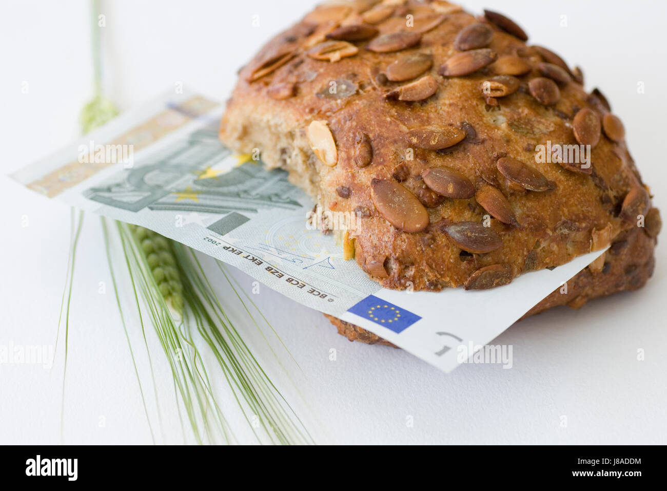 Brötchen mit fünf-Euro-Schein und Frühstücks-Cerealien Stockfoto