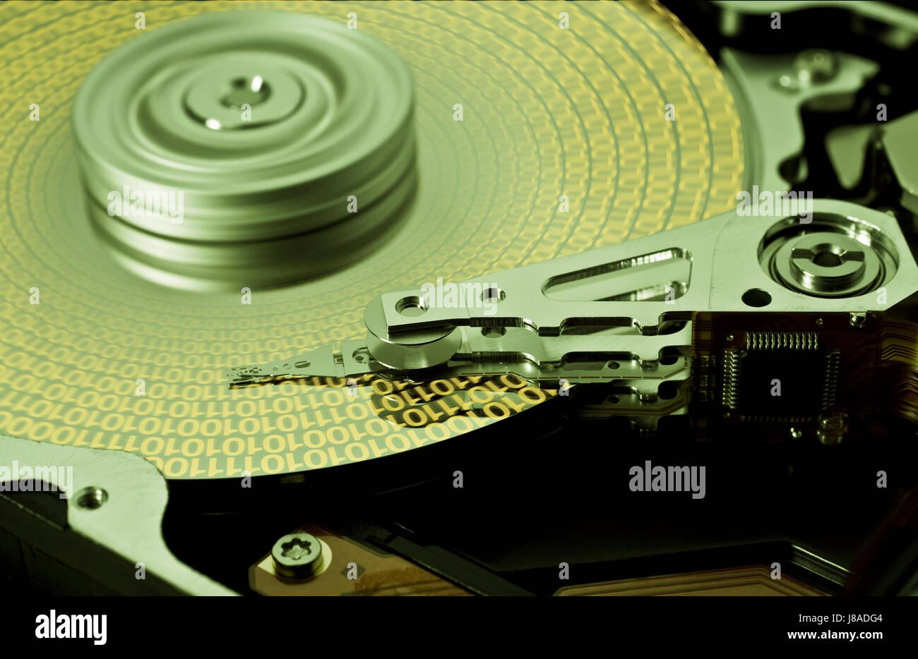 Festplatte mit gelben Daten Stockfoto