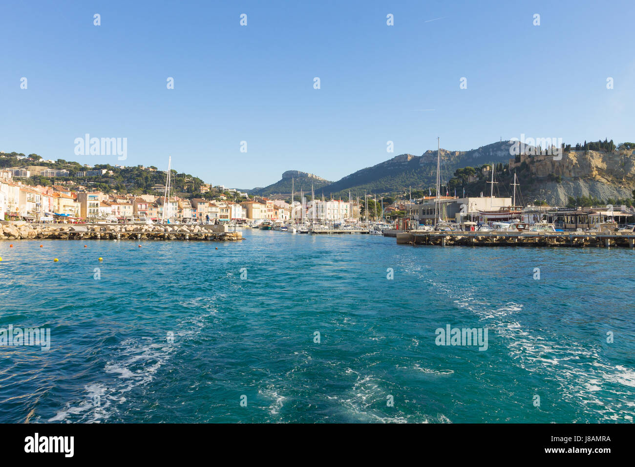 Bunte traditionelle Häuser an der Promenade in der Stadt Hafen von Cassis, Provence, Frankreich Stockfoto