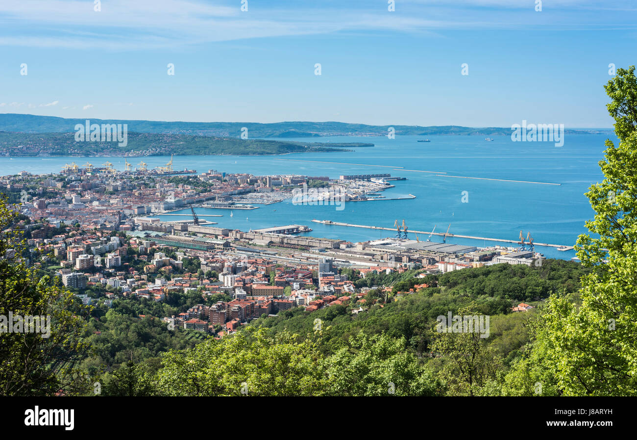 Blick vom Panoramaweg Strada Vicentina oder Strada Napoleonica auf der Karst-Hochfläche des Hafens und der Golf von Triest Stockfoto