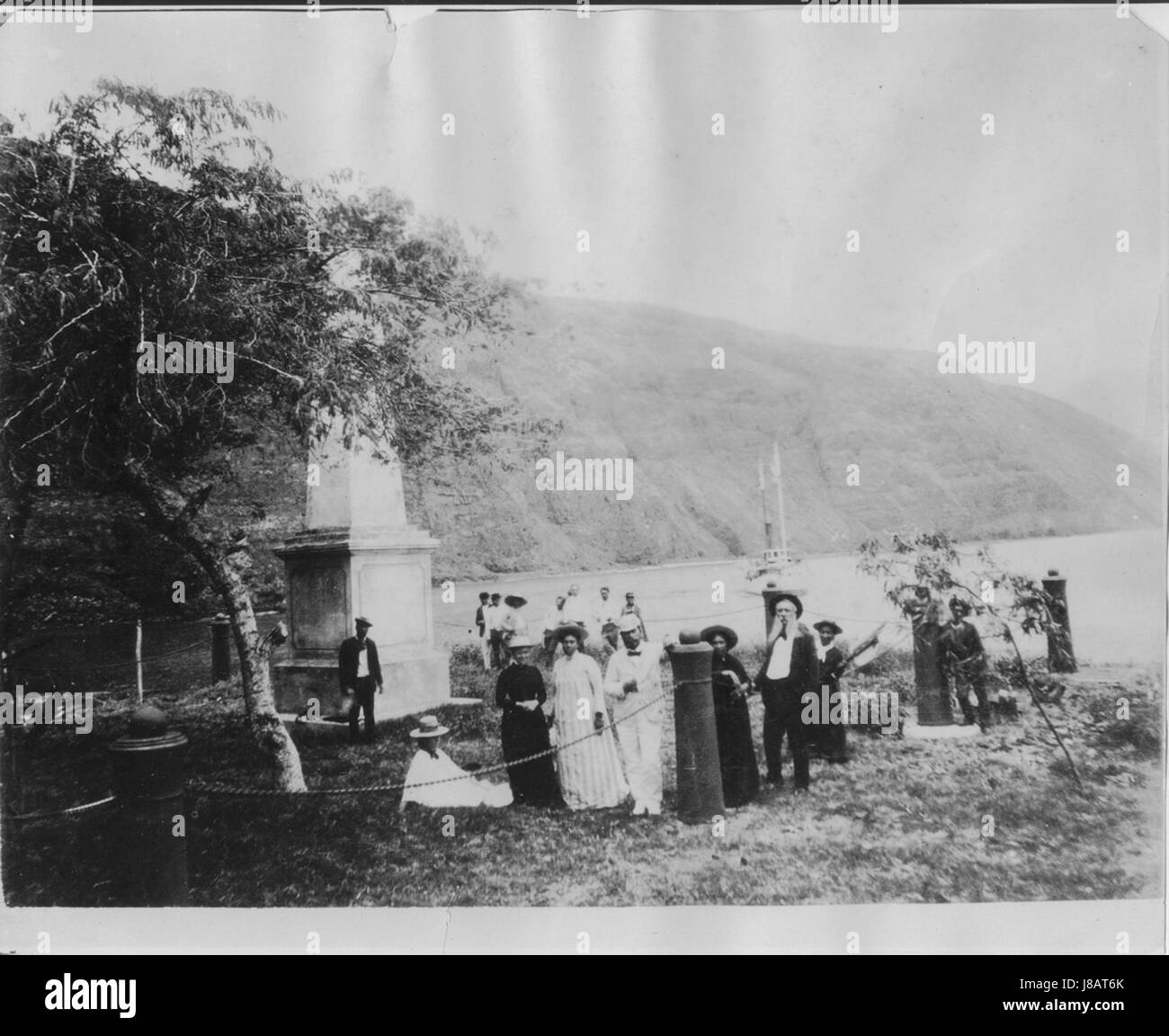 Das Bild zeigt König Kalakaua von Hawaii in der Kealakekua Bay, einem bedeutenden Ort in der hawaiianischen Geschichte. Kalakaua, der letzte Monarch von Hawaii, besuchte den Ort, der für seine Verbindung mit Captain Cooks Landung im Jahr 1779 bekannt ist. Stockfoto