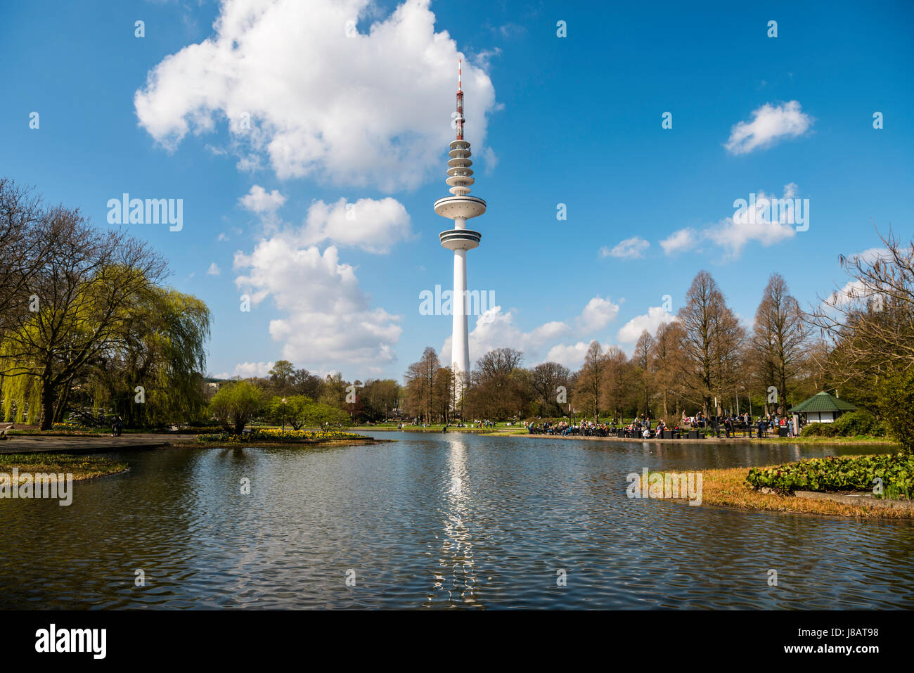 See-Parksee, Planten un Blomen, hinten die Hamburger TV tower, Heinrich-Hertz-Turm, Tele-Michel, Telemichel, Hamburg Stockfoto