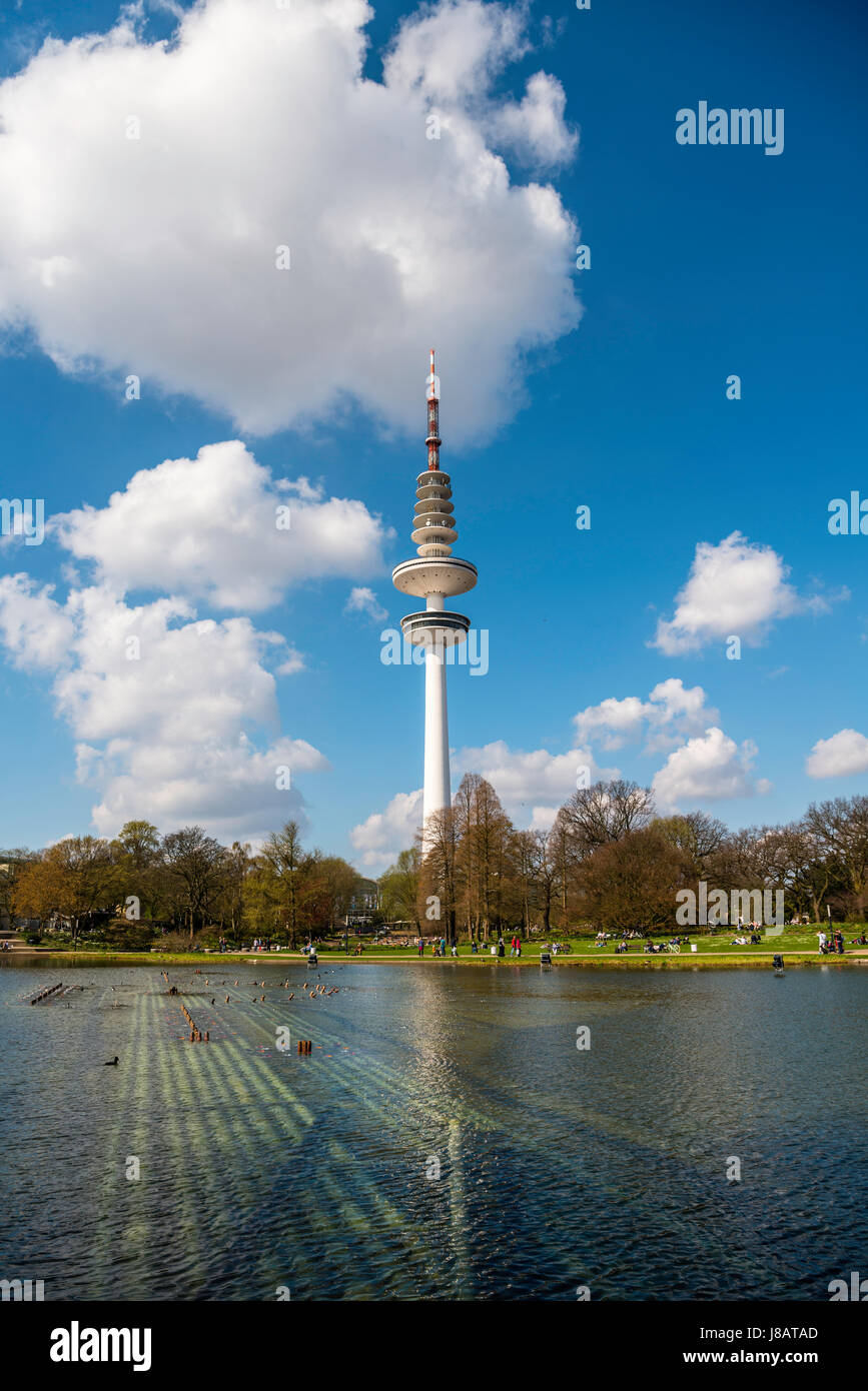 See-Parksee, Planten un Blomen, hinten die Hamburger TV tower, Heinrich-Hertz-Turm, Tele-Michel, Telemichel, Hamburg Stockfoto