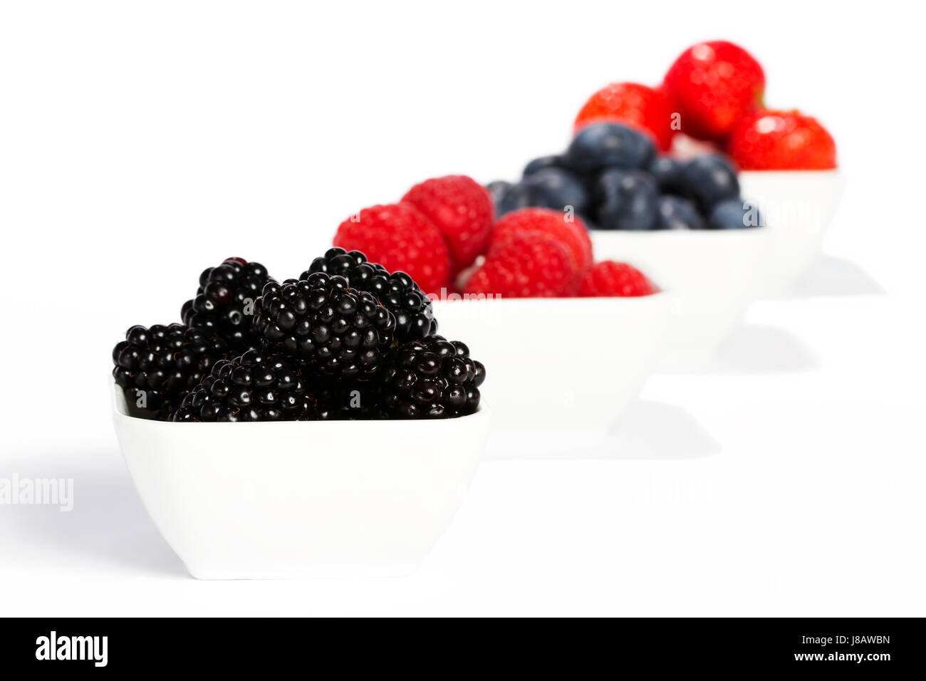 Brombeeren in einer Schüssel Beeren gegeneinander Stockfoto