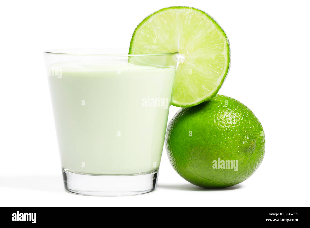 Lime Slice Milchshake in ein Glas und Kalk Stockfoto