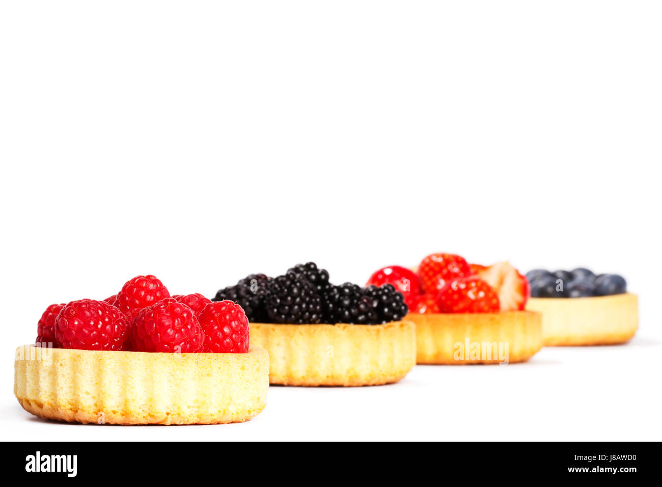 Himbeeren in Törtchen Kuchen vor anderen Stockfoto