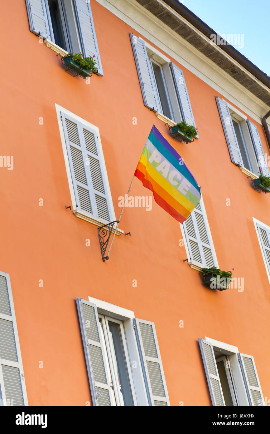 typisches Haus in der italienischen Stadt mit Tempo Flagge Stockfoto