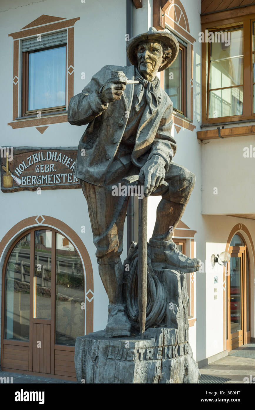 Luis Trenker, 1892-1990, deutscher Bergsteiger, Schauspieler, Regisseur und Autor, monumentale Holzskulptur in der Heimatstadt St.Ulrich in Stockfoto