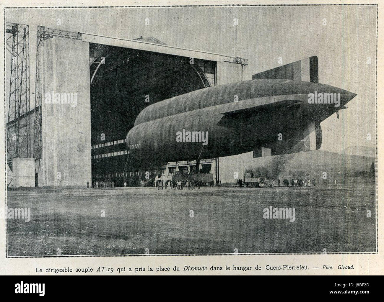 „Diriable Souple“ bedeutet im Englischen „Airship“ und bezieht sich auf einen Flugzeugtyp, der Gas verwendet, um in der Luft zu bleiben. Dies könnte sich auf eine frühe Art von Luftschiffen oder seine technologische Entwicklung in der Luftfahrtgeschichte beziehen. Stockfoto