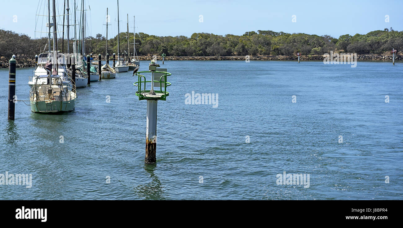 Mooloolah River mit Steuerbord Grünkanal Marker zeigt schiffbare Wasser und festgemachten Jachten und Boote Stockfoto