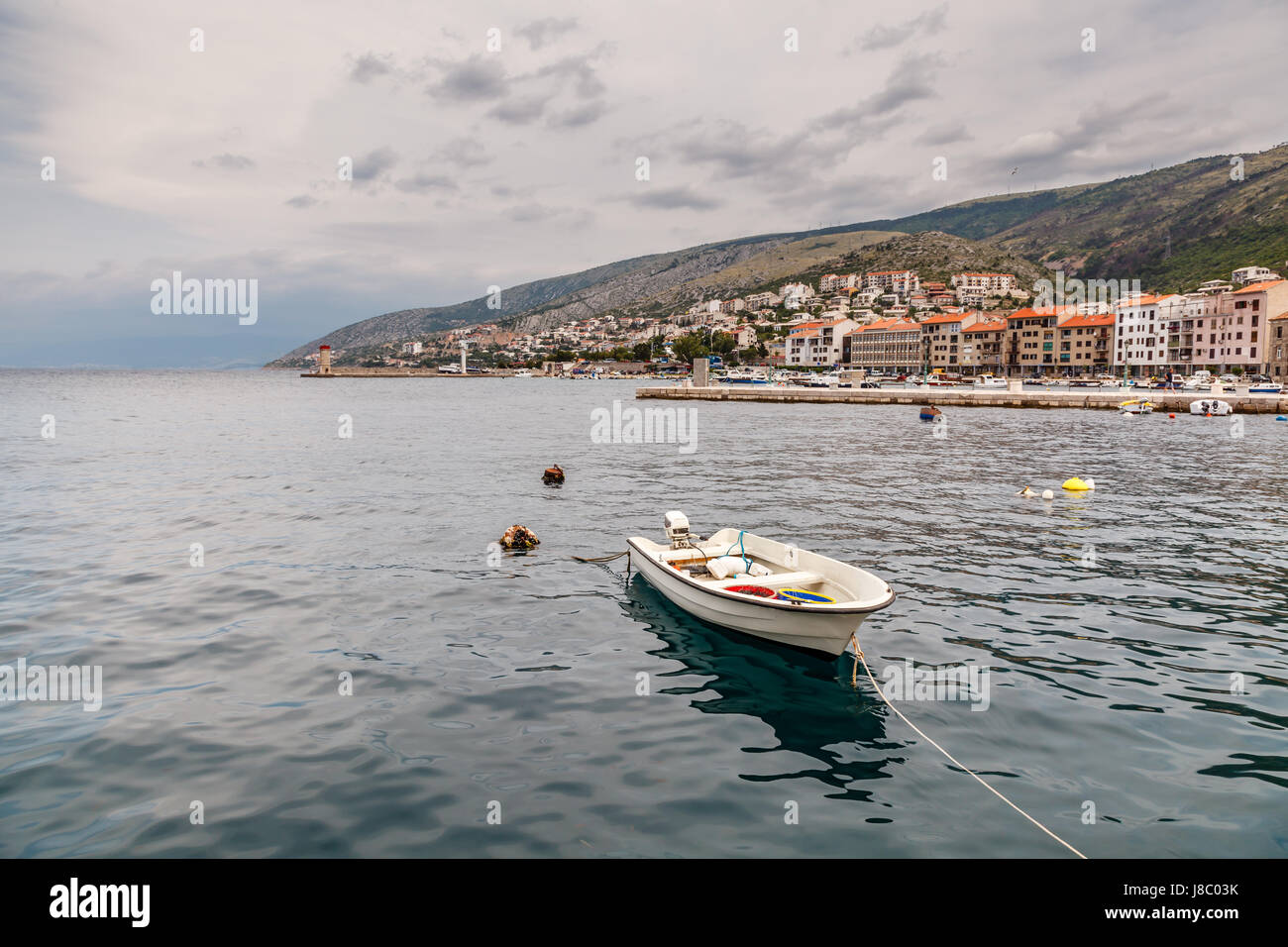 Boot und Küstenlinie der Stadt Senj in der Nähe von Istrien, Kroatien Stockfoto