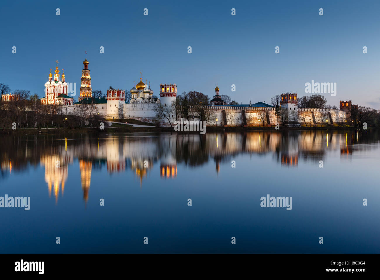Atemberaubende Aussicht auf Nowodewitschi-Kloster am Abend, Moskau, Russland Stockfoto