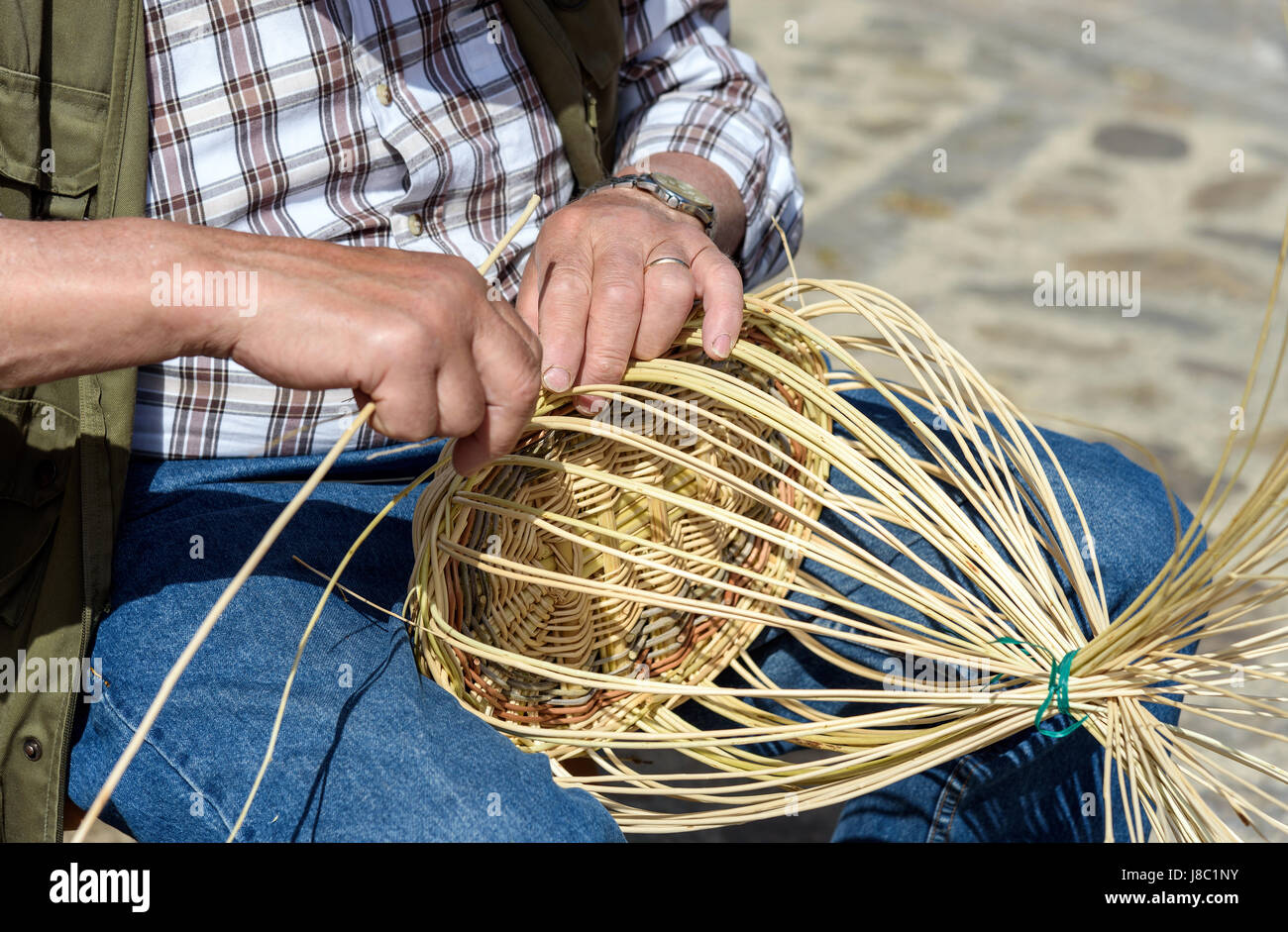 Hände des Mannes machen einen Weidenkorb in Italien Stockfoto