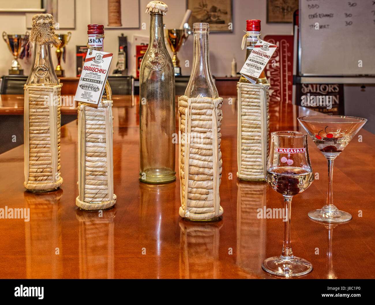 Dalmatien Zadar - Maraska Factory - alte und neue Flaschen Maraschino Stockfoto