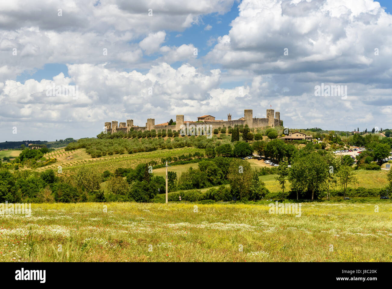 Monteriggioni, Toskana, Italien - 20. Mai 2017 - Panoramablick auf die mittelalterliche Festungsstadt 1214-19 erbaut und befindet sich auf einem natürlichen Hügel Stockfoto