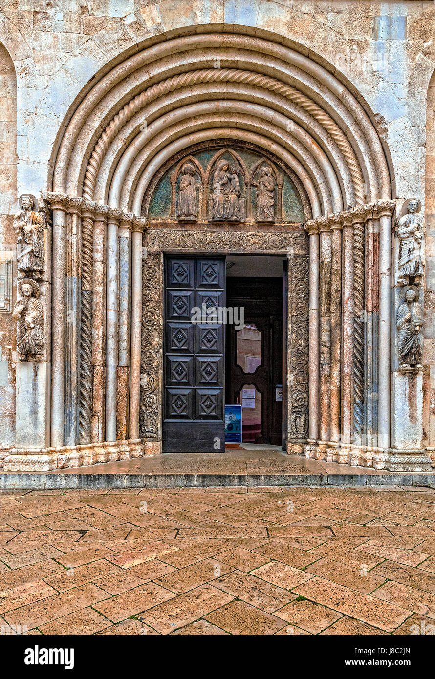 Dalmatien Zadar Kathedrale St. Anastasia - zentrales Portal Stockfoto