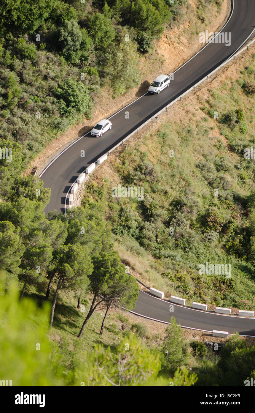 Spanische Landschaft, kurvenreiche Straße mit Leitplanke nach unten. Mijas, Spanien Stockfoto