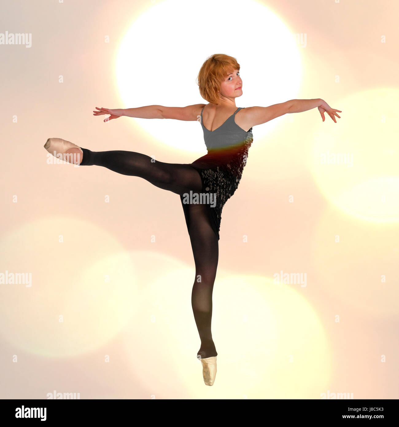 Weibliche Ballettänzerin gleicht auf ihren Zehen digital verbesserte Fotografie aus Stockfoto