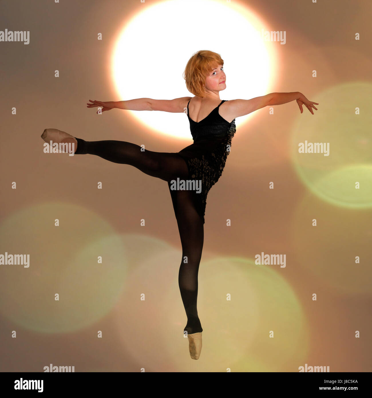 Weibliche Ballettänzerin gleicht auf ihren Zehen digital verbesserte Fotografie aus Stockfoto