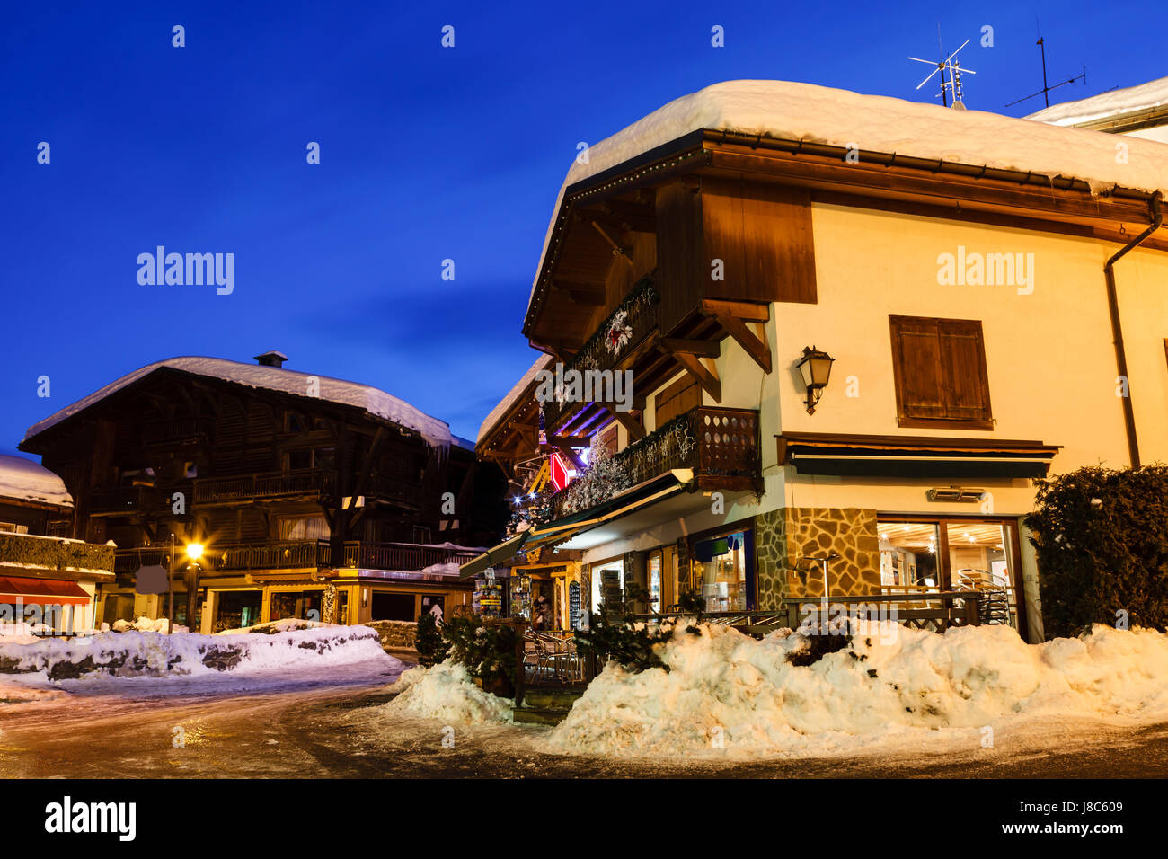 Beleuchtete Straße Megeve am Heiligabend, Französische Alpen, Frankreich Stockfoto