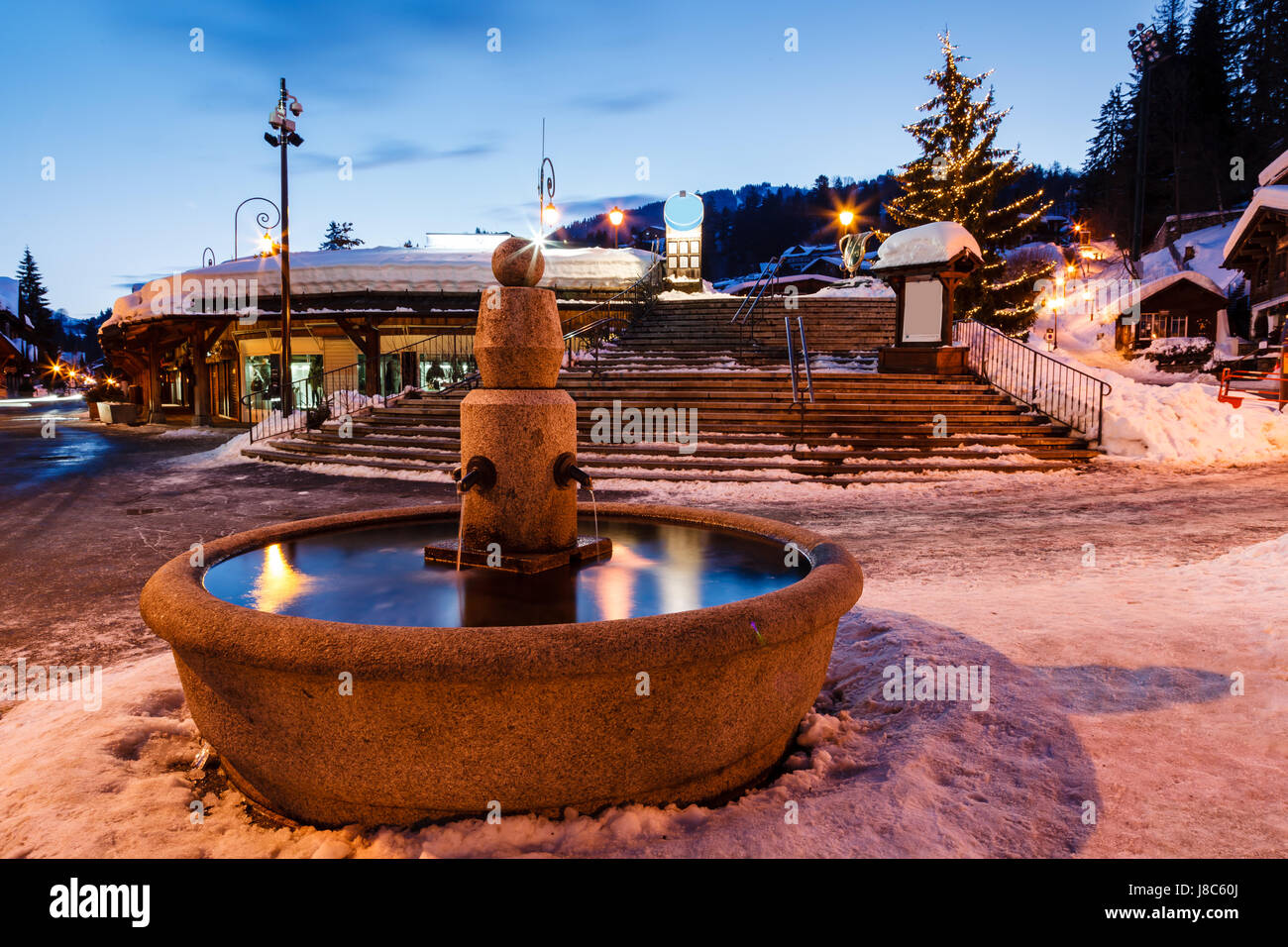 Brunnen und Weihnachtsbaum in Megeve am Morgen, Französische Alpen Stockfoto