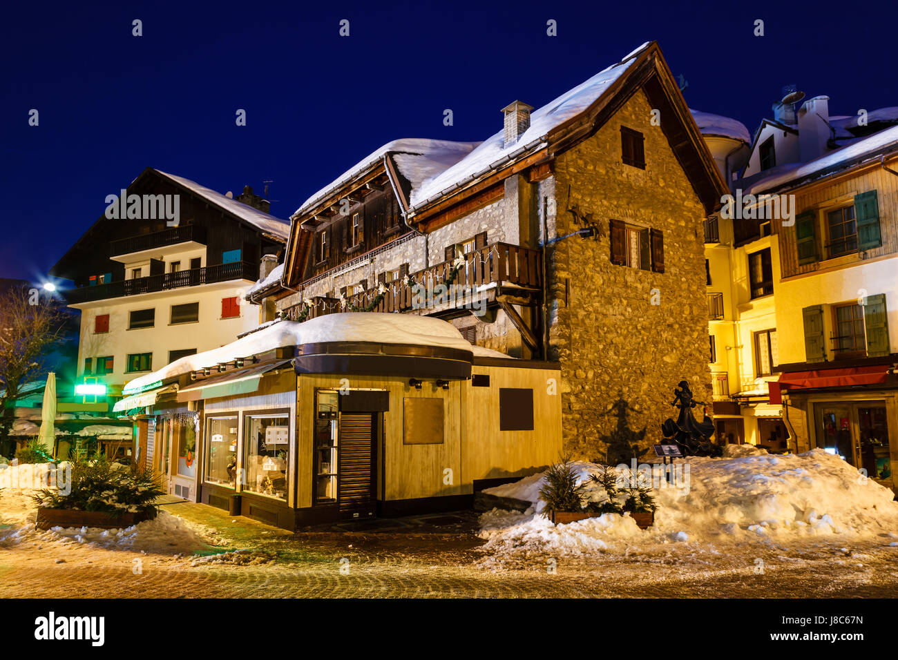 Beleuchtete Straße von Megève auf Weihnachten Nacht, Französische Alpen, Frankreich Stockfoto